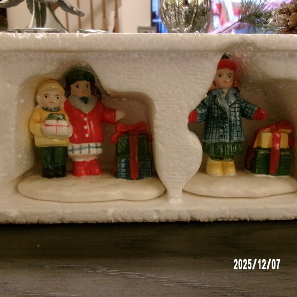 Department 56 Original Snow Village Kids With Gifts Figurines 5096- w/ box - Picture 1 of 6